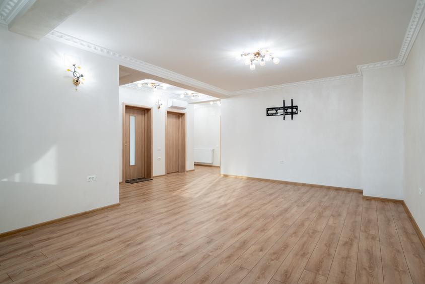 Casă individuală cu 6 camere cu Garaj în Adunații-Copăceni