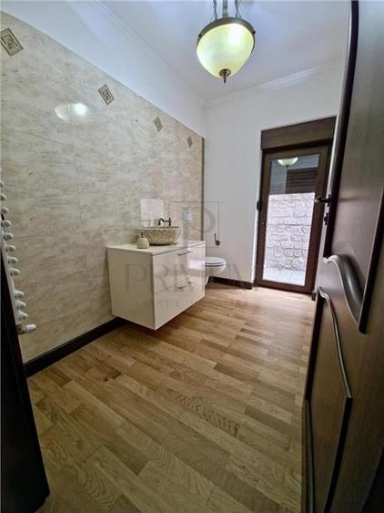 Duplex cu 11 camere cu Canalizare în Lunei