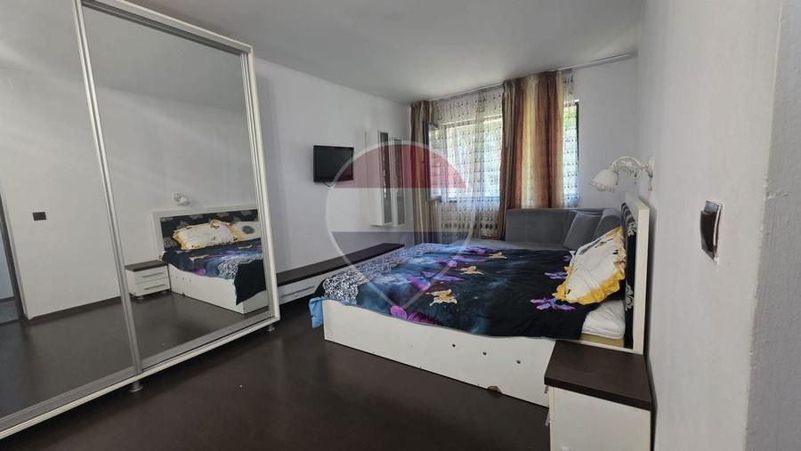 Apartament cu 3 camere decomandat, mobilat în Podu Roș