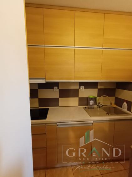 Apartament cu 3 camere semidecomandat, mobilat în Semicentral