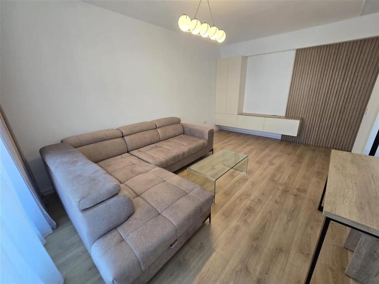 Apartament cu 2 camere decomandat, mobilat în Tractorul