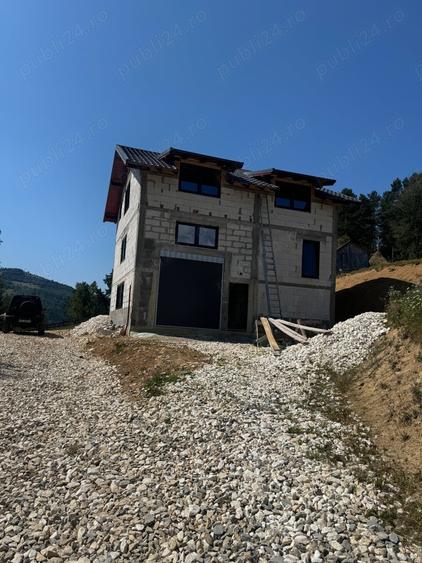 Casă cu 4 camere cu Teren 900 Mp în Câmpeni
