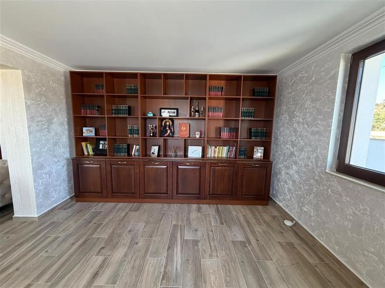 Casă individuală cu 4 camere cu Garaj în Vest