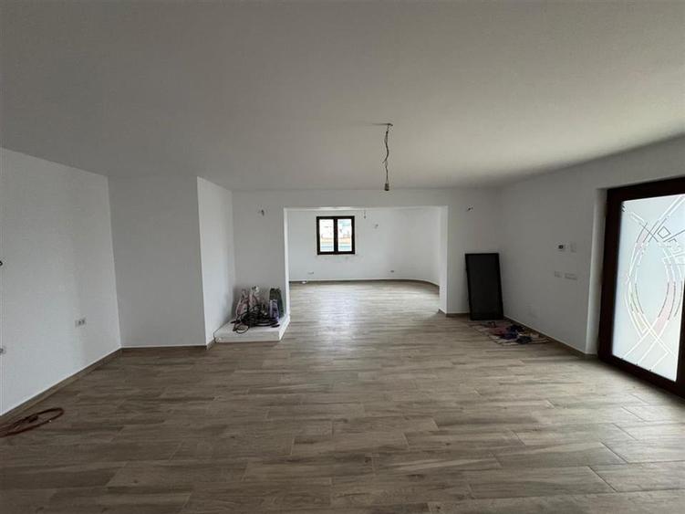 Casă individuală cu 4 camere cu Garaj în Central