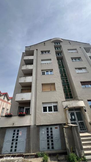 Apartament cu 3 camere decomandat în Intim