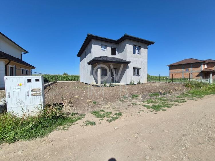 Casă individuală cu 4 camere cu Canalizare în Șura Mică