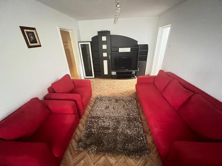 Apartament cu 3 camere semidecomandat în Drumul Taberei