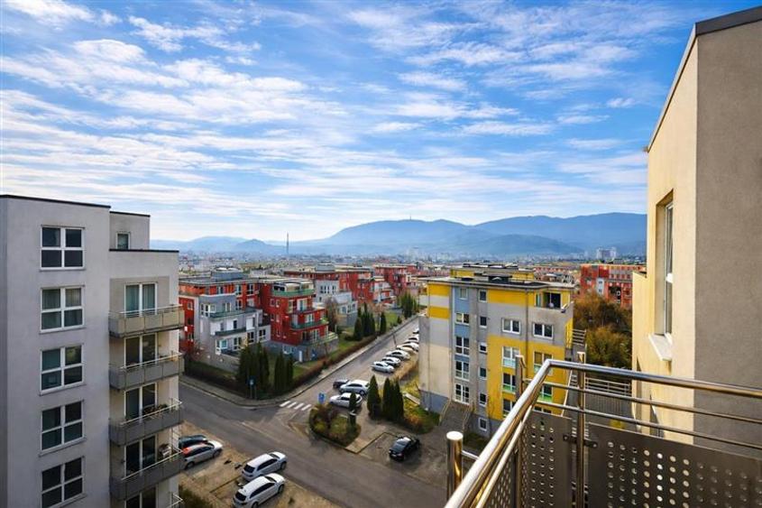 Penthouse cu 3 camere decomandat în Avantgarden