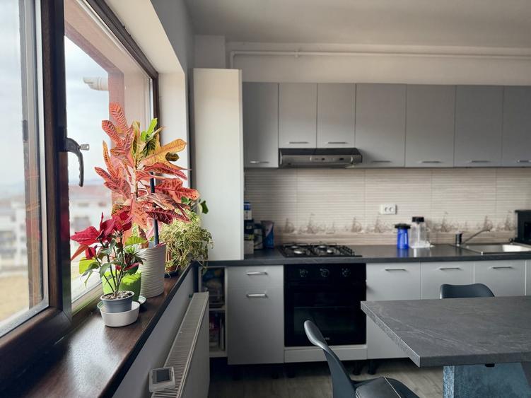 Apartament cu 4 camere semidecomandat, mobilat în Florești — fotografia 1