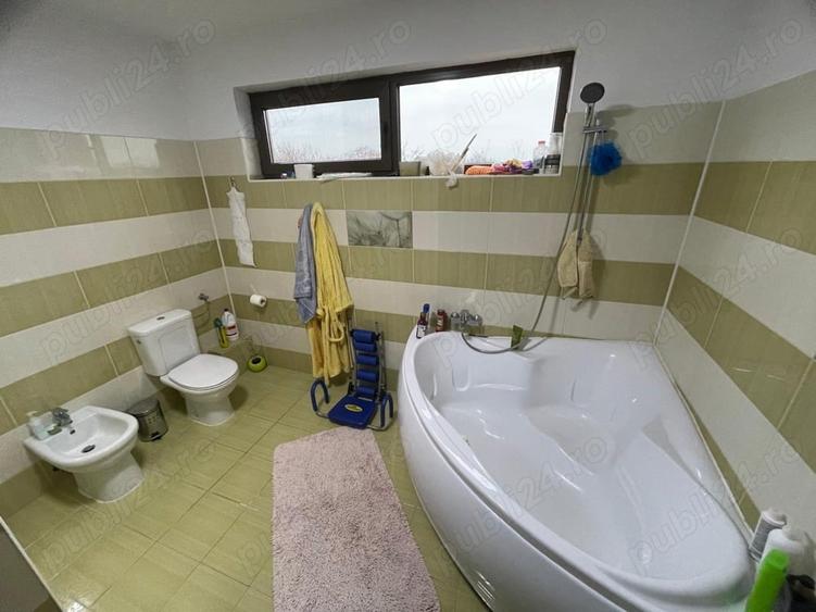Casă cu 5 camere în Lazu