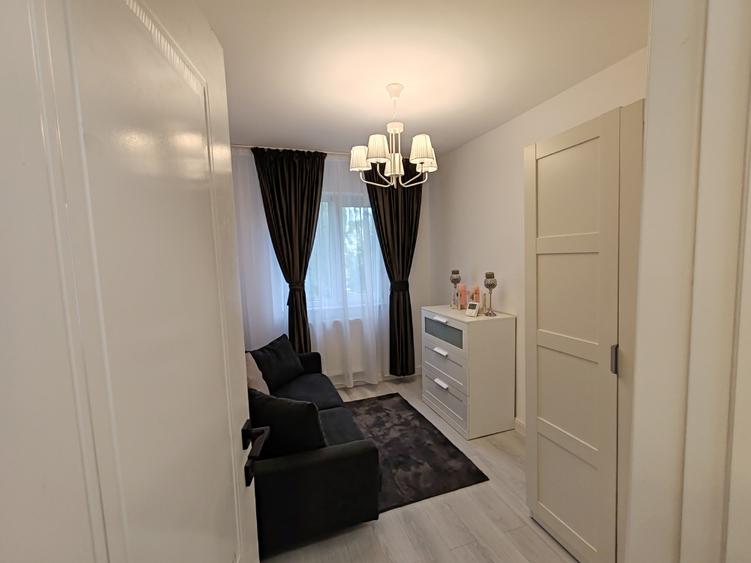 Apartament cu 3 camere semidecomandat, mobilat în Centrul Civic