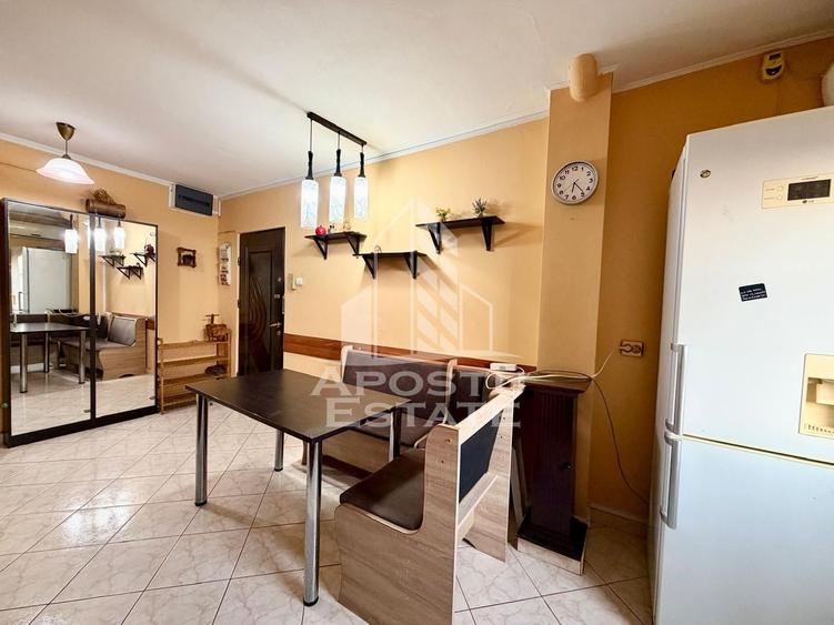 Apartament cu 3 camere decomandat, mobilat în Girocului