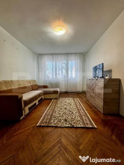 Apartament cu 4 camere semidecomandat în Central