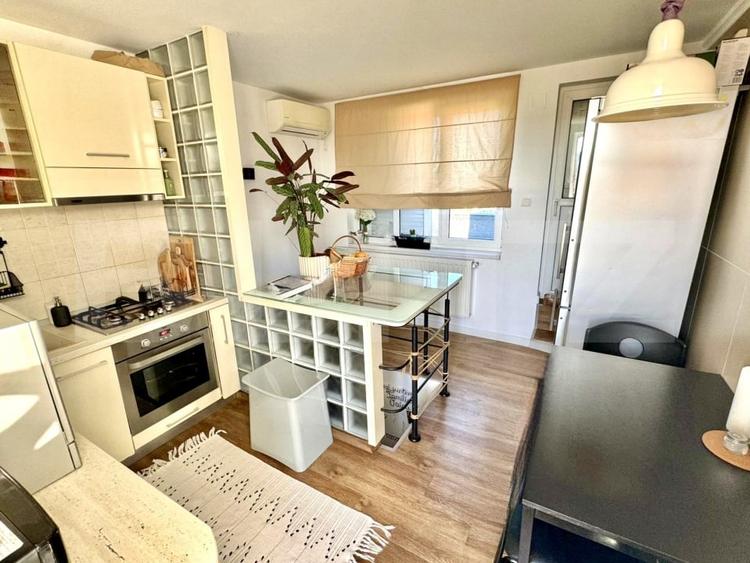 Penthouse cu 3 camere decomandat, mobilat în Central