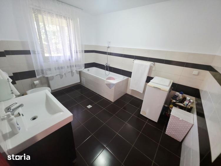 Casă cu 5 camere cu Teren 1779 Mp în Dumbrava