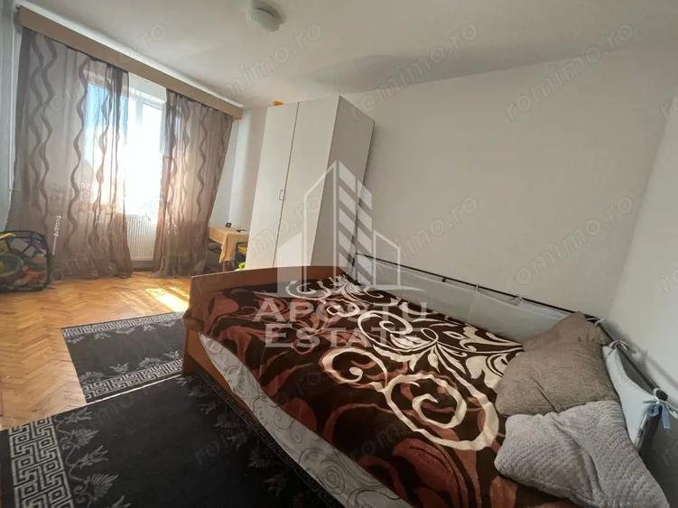 Apartament cu 3 camere semidecomandat, mobilat în Dâmbovița
