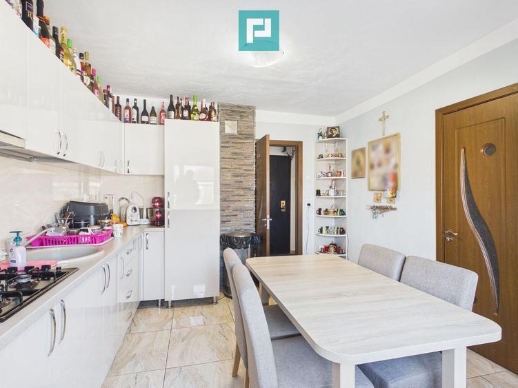 Apartament cu 4 camere decomandat în Valenta