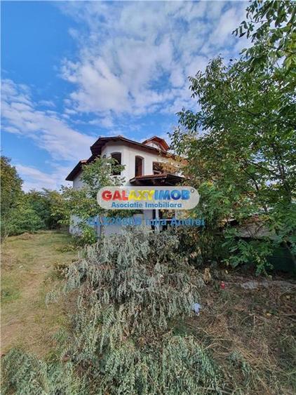 Casă cu 7 camere cu Teren 2700 Mp în Central