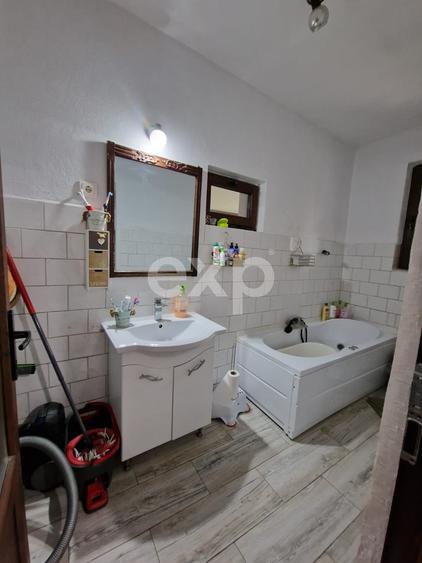 Casă individuală cu 4 camere cu Piscina în Răzvad