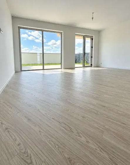 Casă cu 5 camere cu Teren 330 Mp în Vest