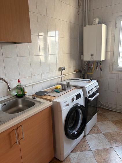 Apartament cu 4 camere decomandat în P-ța Victoriei