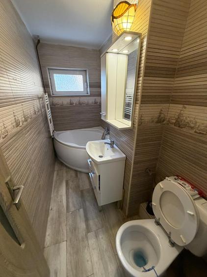 Apartament cu 3 camere semidecomandat în Girocului
