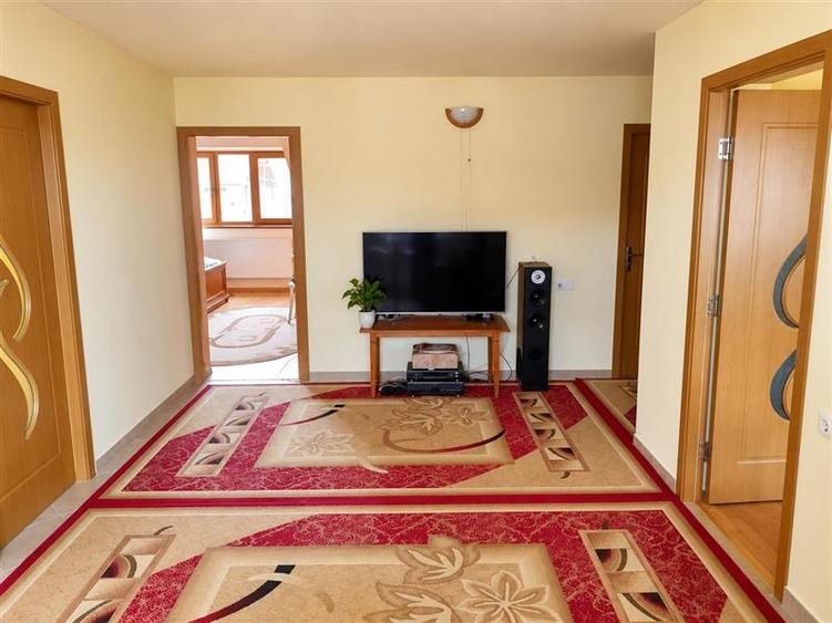 Casă cu 5 camere cu Teren 650 Mp în Exterior Est