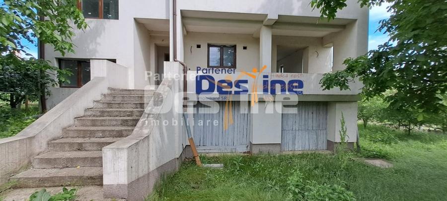 Casă individuală cu 11 camere cu Canalizare în Valea Lupului