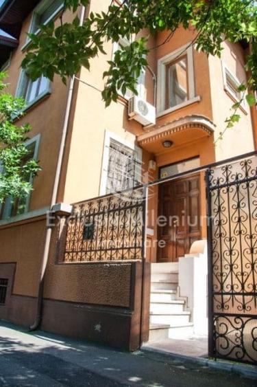 Casă individuală cu 5 camere cu Canalizare în Calea Victoriei