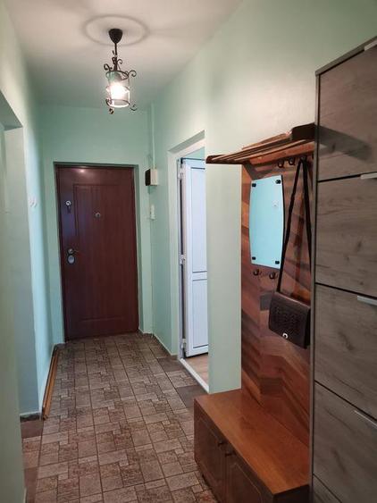 Apartament cu 3 camere semidecomandat în Centru Civic
