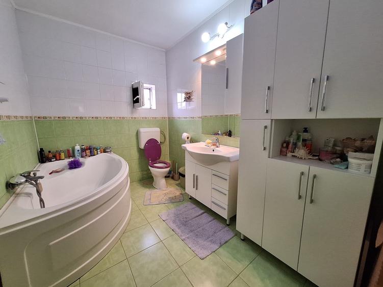 Casă cu 4 camere în Păcii
