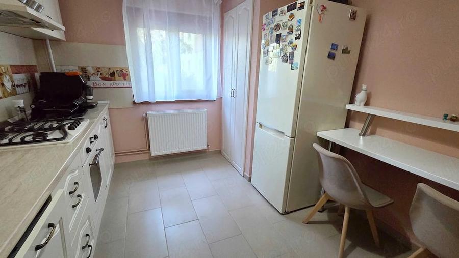 Apartament cu 3 camere decomandat în Aradului