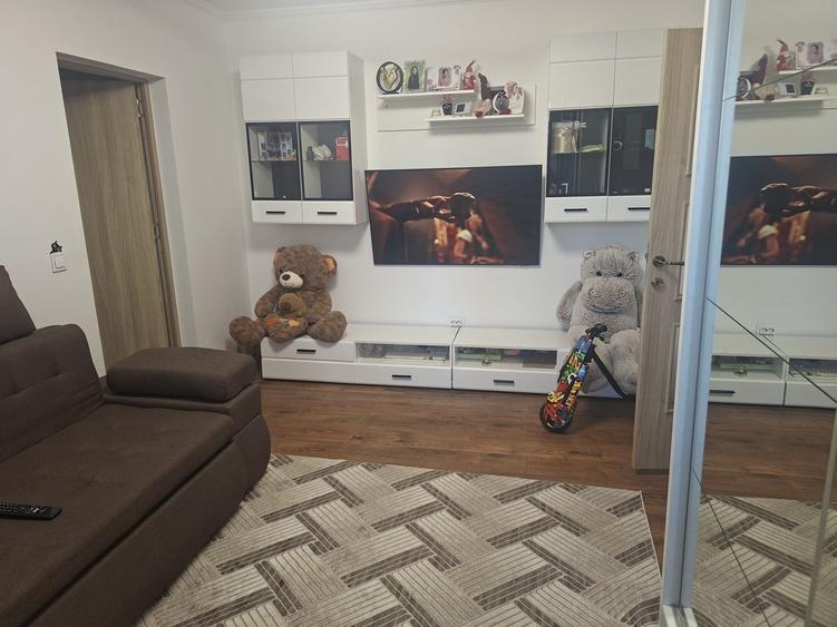 Apartament cu 3 camere semidecomandat în Craiovei