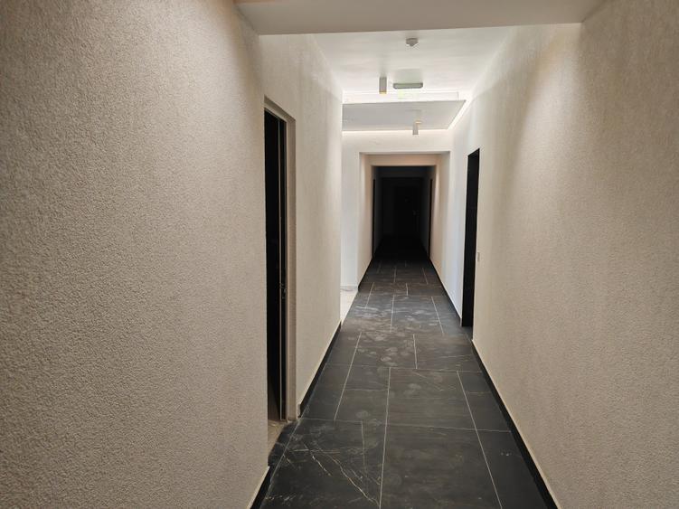 Apartament cu 3 camere semidecomandat în Tractorul