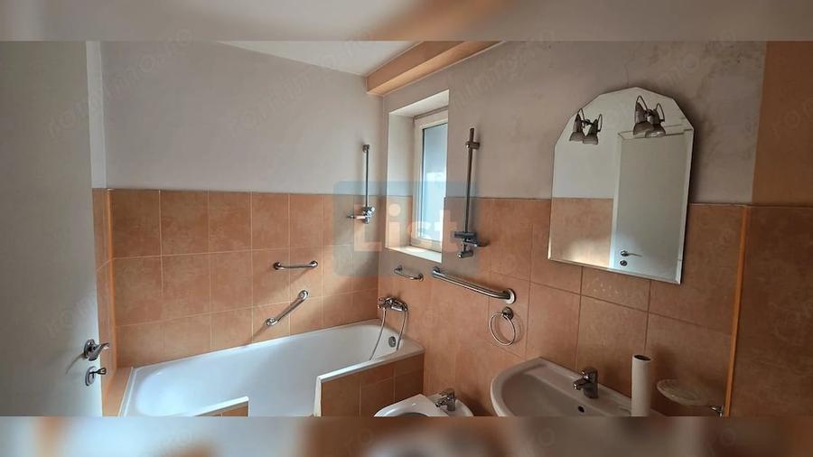 Apartament cu 4 camere decomandat în Punctele Cardinale