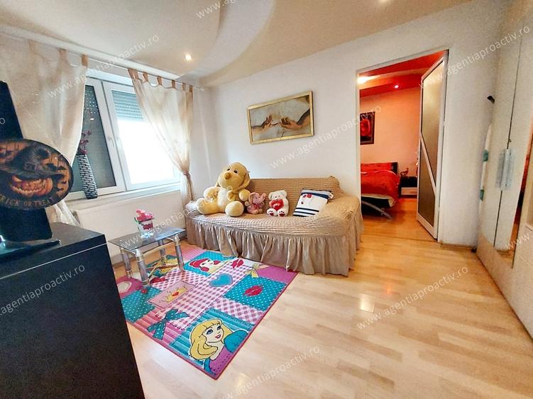 Apartament cu 3 camere semidecomandat în Micro 19