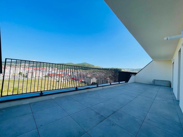Apartament cu 3 camere semidecomandat în Florești