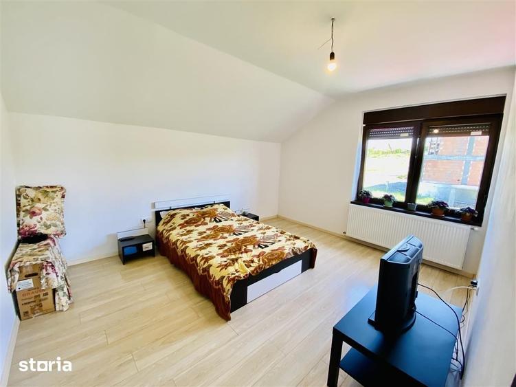 Casă cu 5 camere cu Teren 372 Mp în Roșia