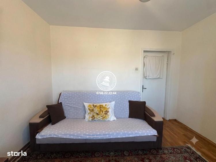 Apartament cu 3 camere semidecomandat în Podu Roș