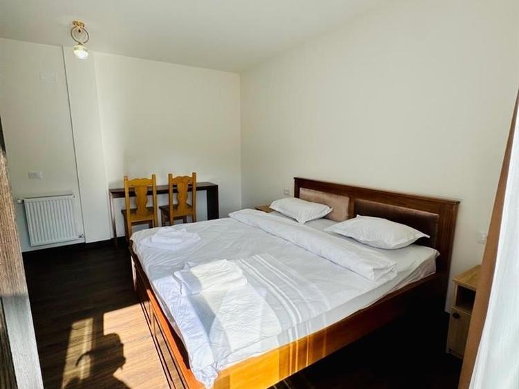 Casă individuală cu 5 camere cu Teren 7555 Mp în Central