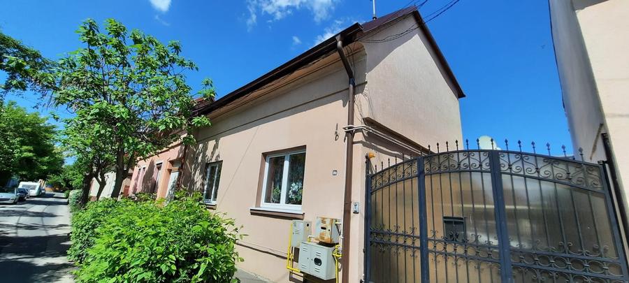 Casă individuală cu 7 camere cu Canalizare în Central