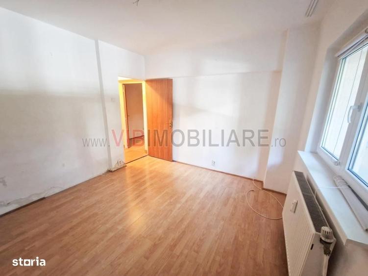 Apartament cu 4 camere semidecomandat în Văcăresti