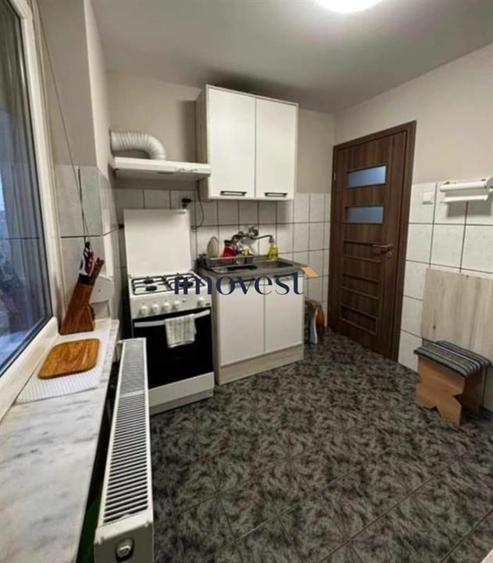 Apartament cu 3 camere semidecomandat în Aurel Vlaicu