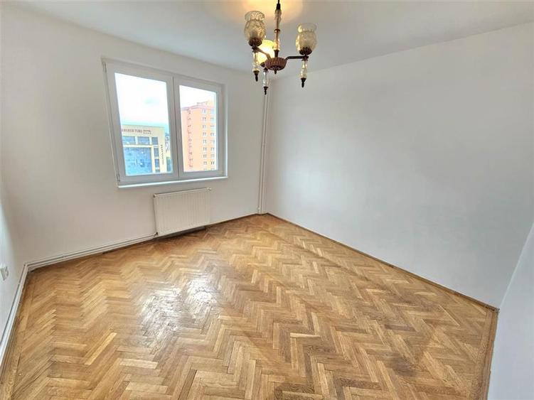 Apartament cu 3 camere decomandat în Astra