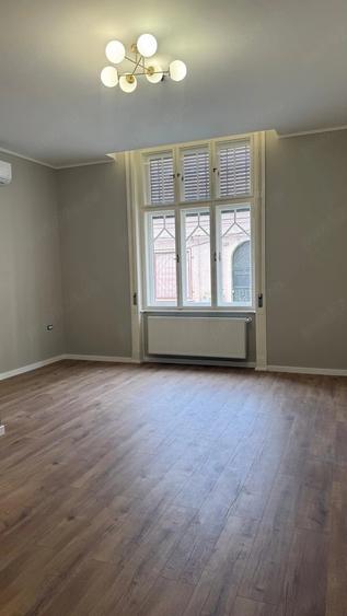 Casă cu 7 camere cu Teren 892 Mp în Central