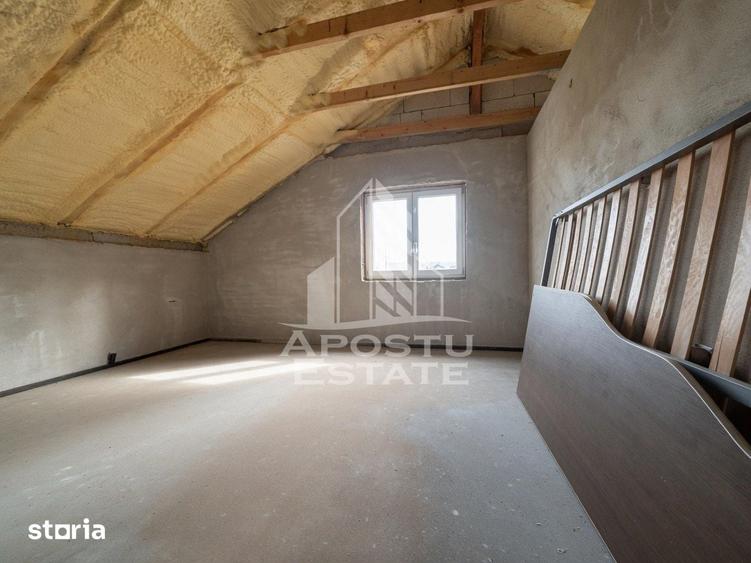 Casă cu 5 camere cu Teren 800 Mp în Pădureni