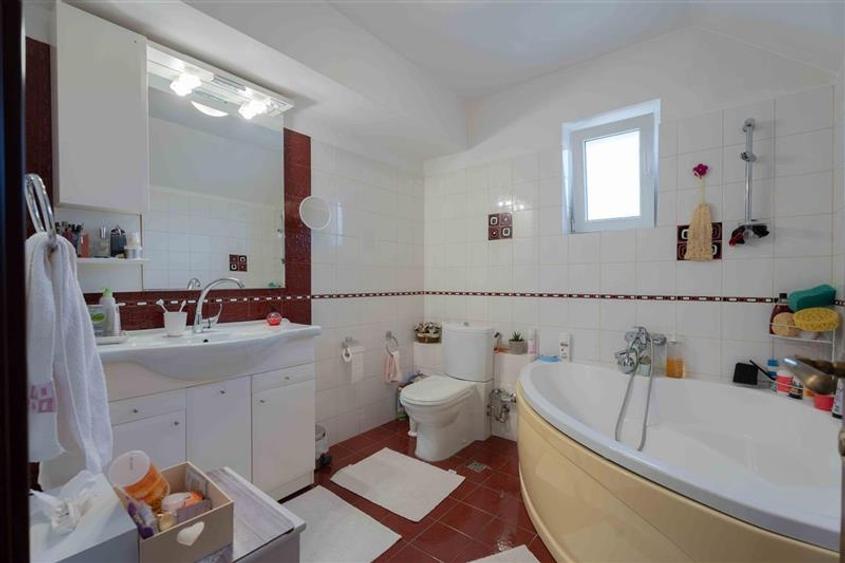 Casă individuală cu 7 camere cu Teren 1200 Mp în Tomești