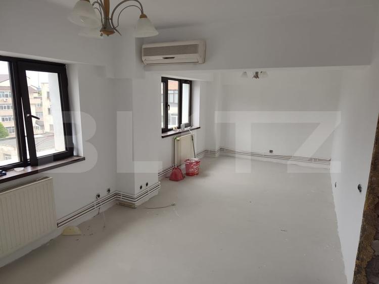 Apartament cu 4 camere decomandat, mobilat în Central