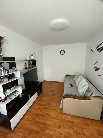 Apartament cu 2 camere semidecomandat, mobilat în Central