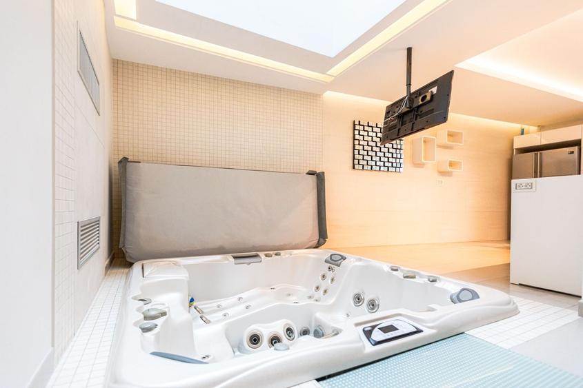 Casă individuală cu 8 camere cu Piscina în Lunei